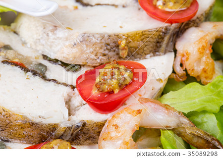 Stuffed seabass with shrimp and salad 35089298