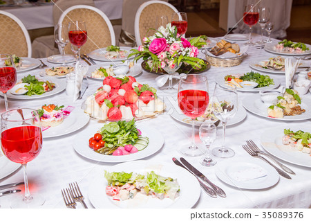 Photo of banquet - tablewear and celebratory meal Photo of banquet - tablewear and celebratory meal 35089376