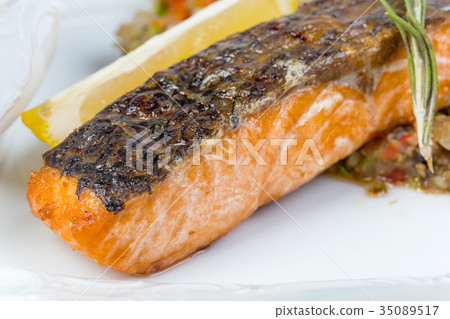 Salmon fillet with vegetables 35089517