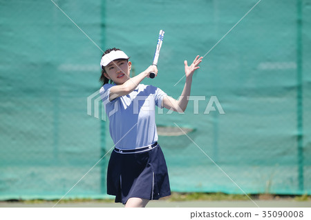 A woman playing tennis 35090008