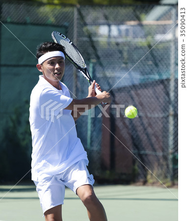 A man playing tennis 35090413