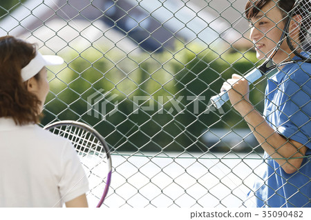 男人和女人在網球場 35090482