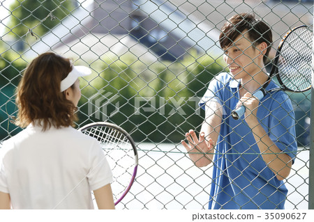 男人和女人在網球場 35090627