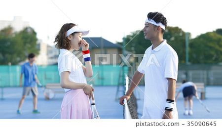 Men and women in the tennis court 35090645