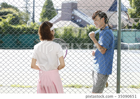 男人和女人在網球場 35090651
