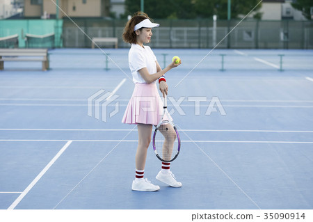 Woman in tennis court Woman in tennis court 35090914
