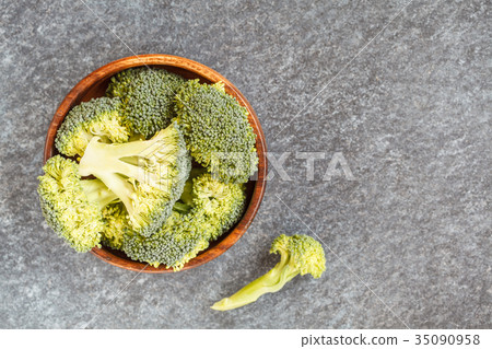 圖庫照片: sliced green raw broccoli