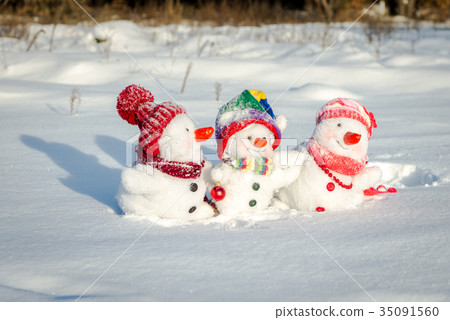 Happy snowman family Happy snowman family 35091560