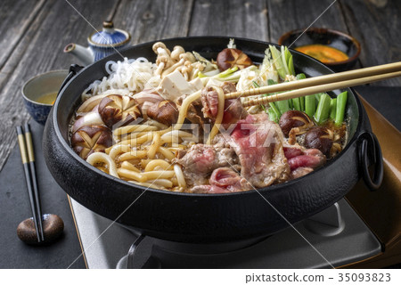 Sukiyaki pot with Kobe Beef and Vegetable 35093823