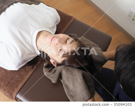 接受脖子按摩的婦女 35094103