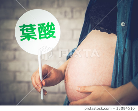 Pregnant woman 35094510