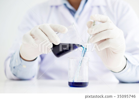 scientists and scientific equipment Pouring mixing reagents liqi scientists and scientific equipment Pouring mixing reagents liqi 35095746