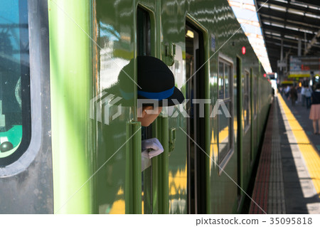 Female driver on Osaka Loop Line, getting on and off 35095818