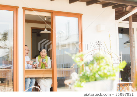 Senior couple 35097051
