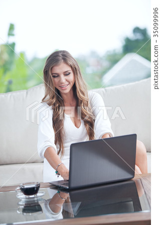 girl with laptop 35099996