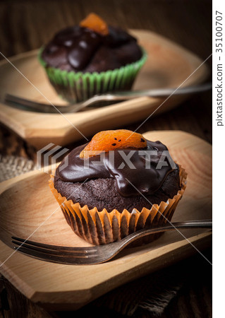Freshly baked chocolate muffins. 35100707