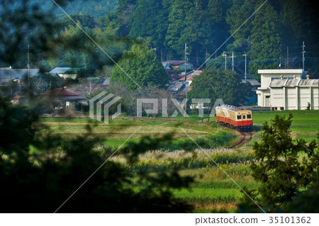 鳥瞰千葉縣小湊鐵路的Komaso Tsurumai站 鳥瞰千葉縣小湊鐵路的Komaso Tsurumai站 35101362