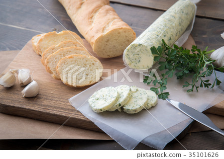 garlic butter with bread 35101626