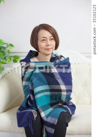 一個冷漠的女人感覺冷 35102125