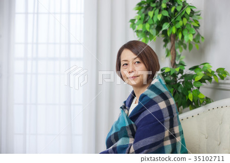 A cold woman feels cold 35102711