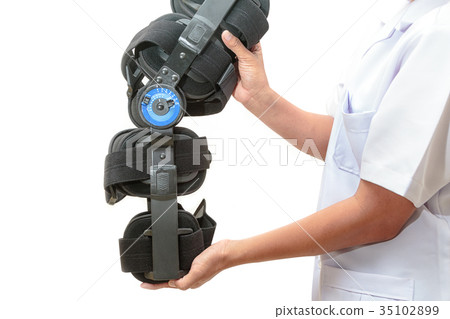 Physiotherapist show knee braces support 35102899