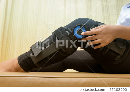 Patient adjustable angle on knee brace 35102900