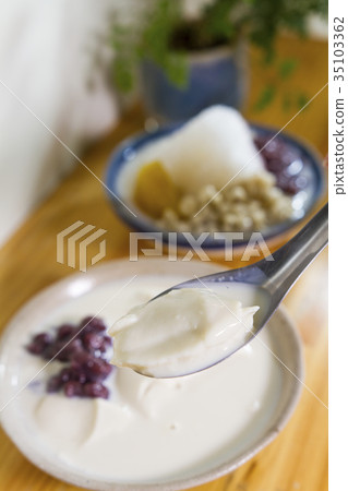 soy milk smoothie 35103362