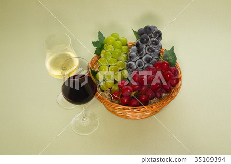紅葡萄酒和白葡萄酒和葡萄 35109394