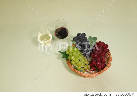 紅葡萄酒和白葡萄酒和葡萄 35109397