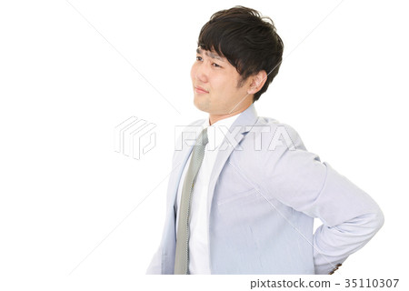 男人抱怨背部疼痛 男人抱怨背部疼痛 35110307