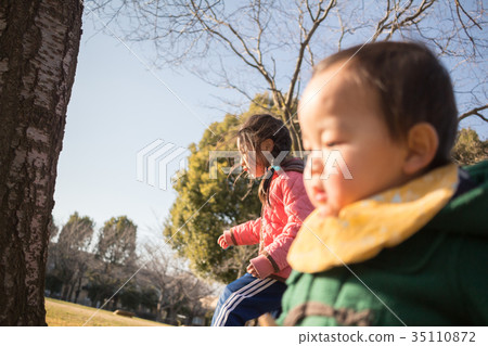 younger, enjoy oneself, play 35110872