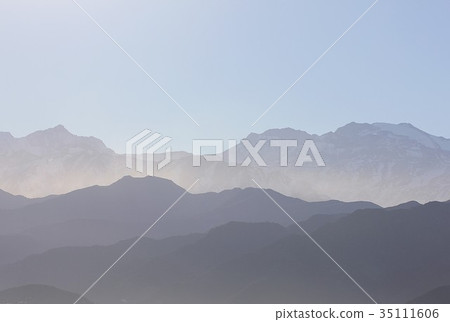 安地斯山的山在從聖地亞哥看見的早晨薄霧,南美智利的首都 安地斯山的山在從聖地亞哥看見的早晨薄霧,南美智利的首都 35111606