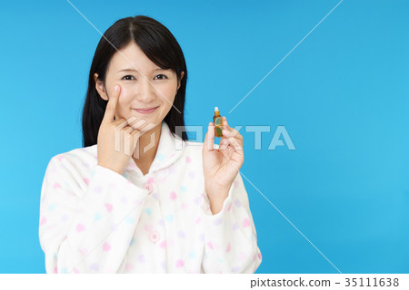 Women who make eye drops 35111638