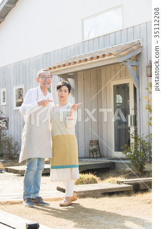 Cafe staff senior couple Cafe staff senior couple 35112208