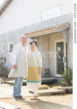 Cafe staff senior couple Cafe staff senior couple 35112209