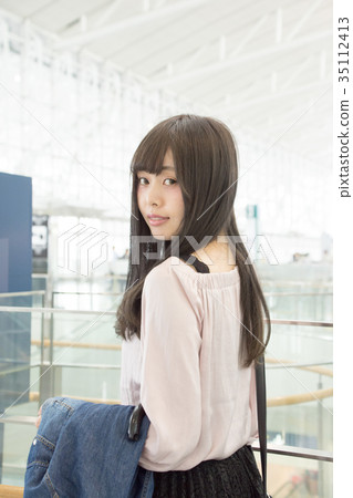站立在機場大廳的一名婦女 站立在機場大廳的一名婦女 35112413