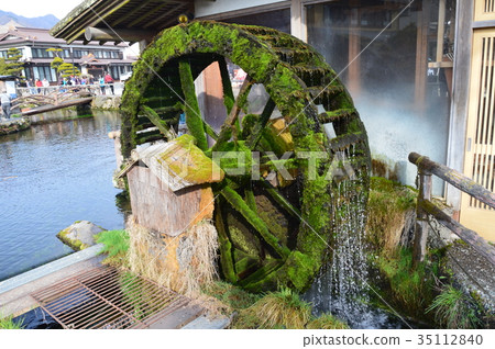Water mill (Oshino Hakkai · Naka Pond / Oshino Village Nanchusu Minamitsuru District, Yamanashi Prefecture) 35112840