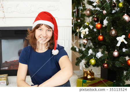 Young girl sitting xmas tree Young girl sitting xmas tree 35113524