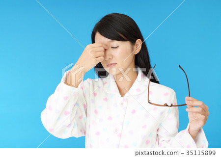 Women complaining of asthenopia 35115899