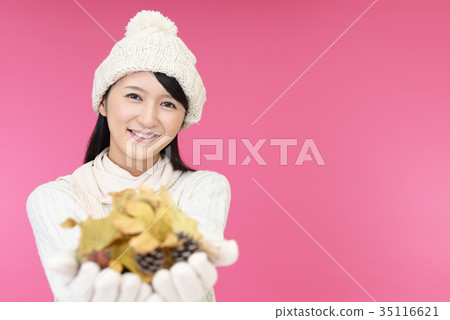 有下落的葉子的微笑的婦女 35116621
