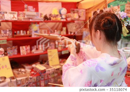 享受當天的慶祝的年輕Yukata婦女 35118074