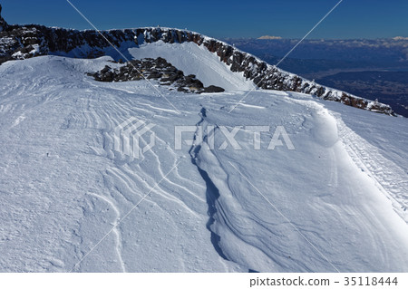 爆炸火山口和Yotsugatake山峰遙遠的看法 35118444