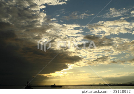 烏雲若隱若現 35118952