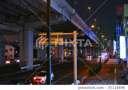 橫濱市神奈川縣沿著第一個京濱的夜景 橫濱市神奈川縣沿著第一個京濱的夜景 35119896