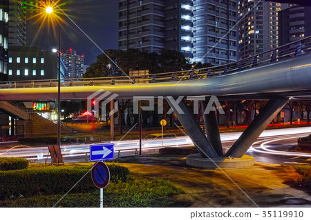 橫濱市神奈川區榮町綠色步行以及橫濱港邊區的夜景 35119910