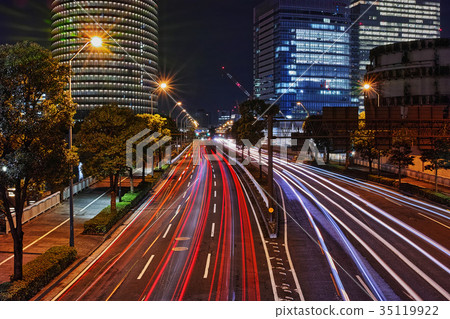 從橫濱市神奈川區的Skyway看到的Sakamotocho線和Minatomirai區的夜景 從橫濱市神奈川區的Skyway看到的Sakamotocho線和Minatomirai區的夜景 35119922