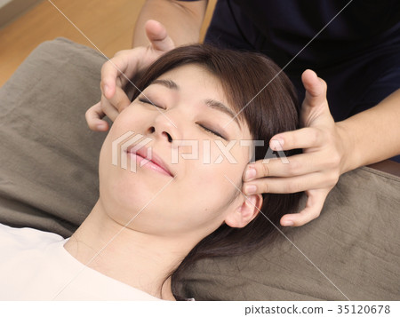 Woman receiving small face massage (shooting collaboration) Woman receiving small face massage (shooting collaboration) 35120678