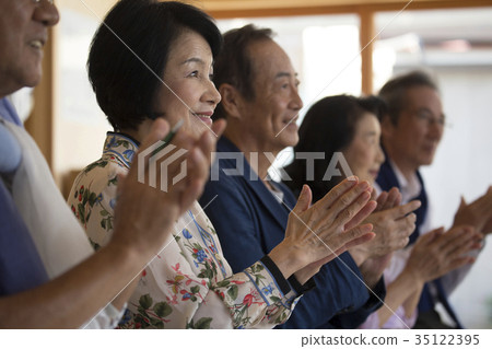 Senior applause 35122395