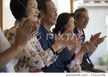 Senior applause 35122396