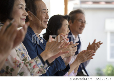 Senior applause 35122397